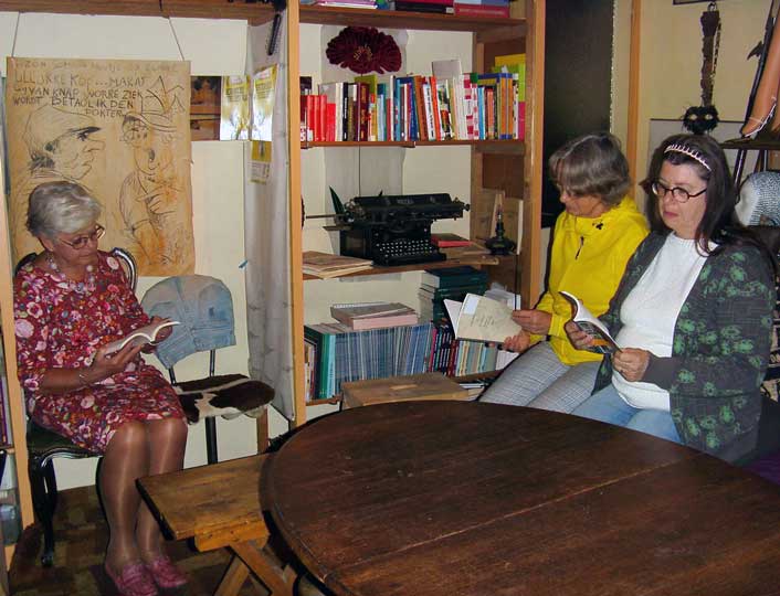 drie personen zitten in de dibi en lezen in boeken bron marja van trier int